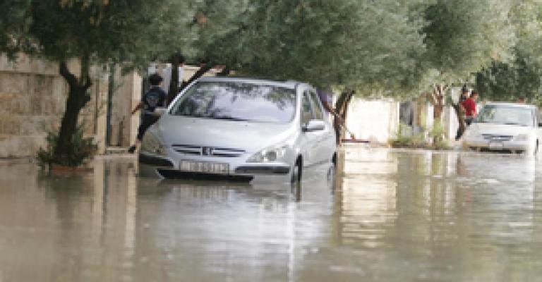 نقل 17 طفلا إلى المستشفى بعد غمر الأمطار لمنزلهم