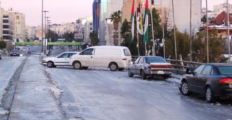 حادث على جسر المدينه الرياضيه نتيجة للصقيع- عدسة فارس خليفة/ فيسبوك 