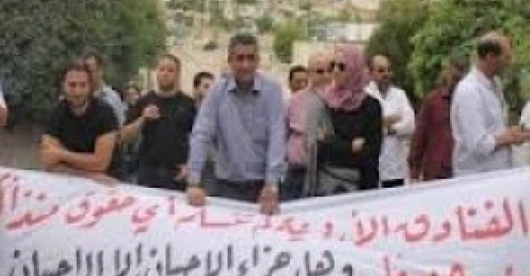 " الشقق الفندقية" يعلقون اعتصامهم امام السفارة الليبية 