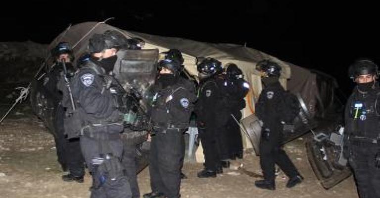  الاحتلال يهدم "باب شمس" ويغلق مداخلها بسواتر ترابية