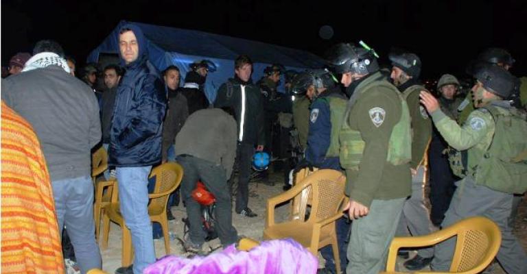 جيش الاحتلال يهدم قرية باب الكرامة قرب القدس جيش الاحتلال يهدم قرية باب الكرامة قرب القدس