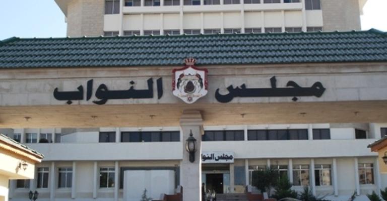 مجلس 17 في مواجهة قرارات ساخنة 