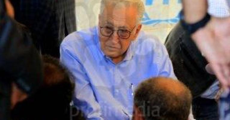 الأخضر الإبراهيمي خلال زيارته للزعتري