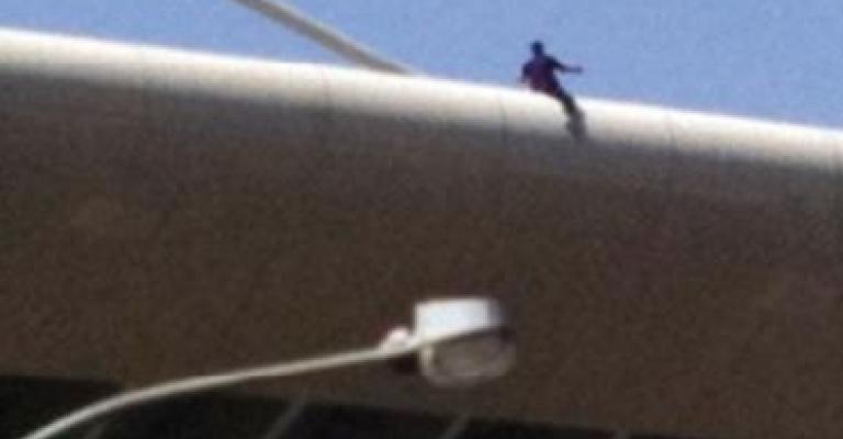 احباط محاولة انتحار شاب من فوق جسر عبدون