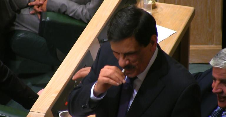 سعد هايل سرور يدخن بعد اعلان فوزه برئاسة المجلس- عدسة غسان فرج سعد هايل سرور يدخن بعد اعلان فوزه برئاسة المجلس- عدسة غسان فرج