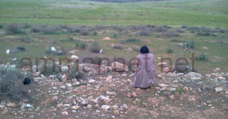 لاجئة سورية تنظر الى بلادها بعد دخولها الحدود الاردنية - عدسة محمد عرسان