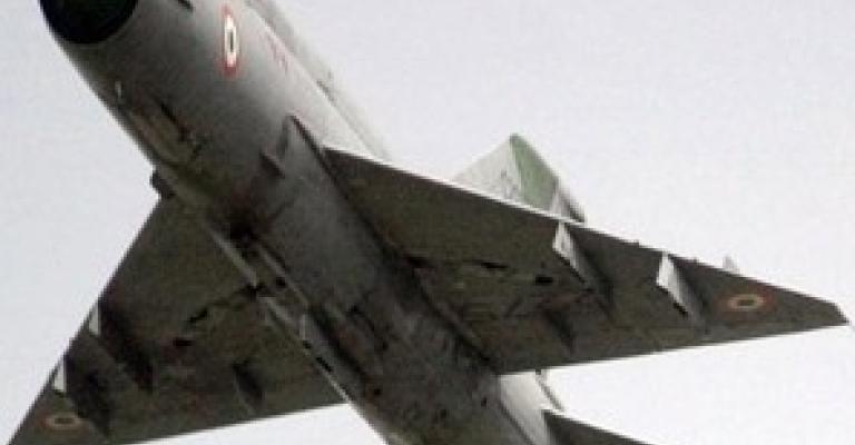 طائرة عسكرية سورية تحلق قرب الحدود