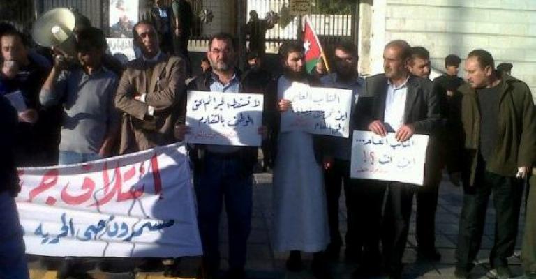 معتصمون أمام العدل: أين النائب العام عن قضايا الفساد؟