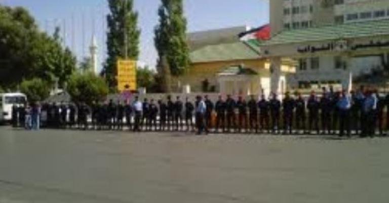 مستقلة الكهرباء تعتصم امام النواب ضد بيع الشركة 