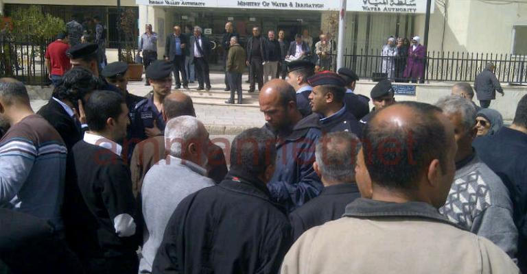 موظفو المياه يعتصمون للمطالبة برفع العلاوة 