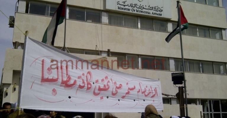 موظفو البلديات يواصلون الاعتصام و وثائق تثبت استمرار صرف المكافآت
