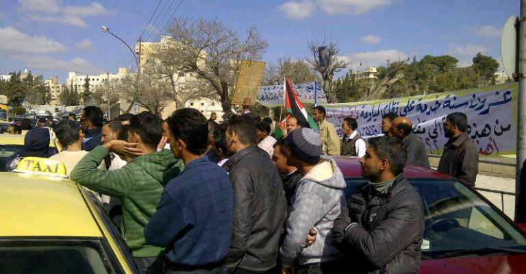 سائقو تكسي الزرقاء يعتصمون امام النواب 