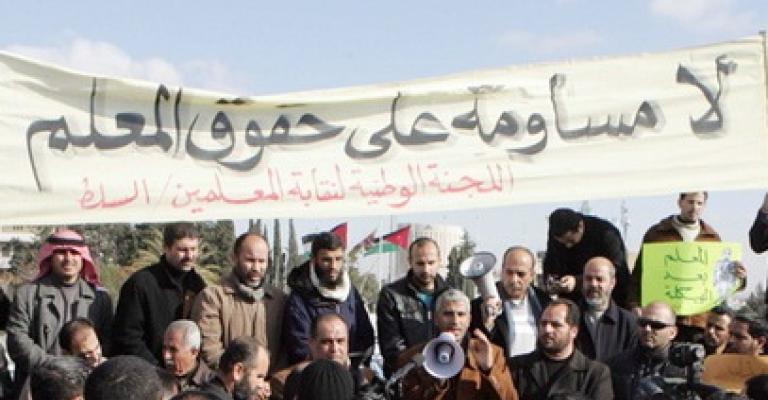 معلمون متقاعدون يطالبون بالانتساب للنقابة