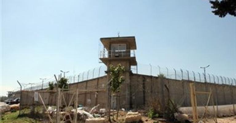 عزل أسرى مضربين عن الطعام