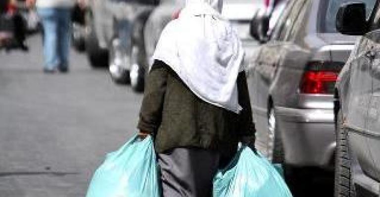 سيدة تسير في وسط البلد- عدسة حمزة مزرعاوي 