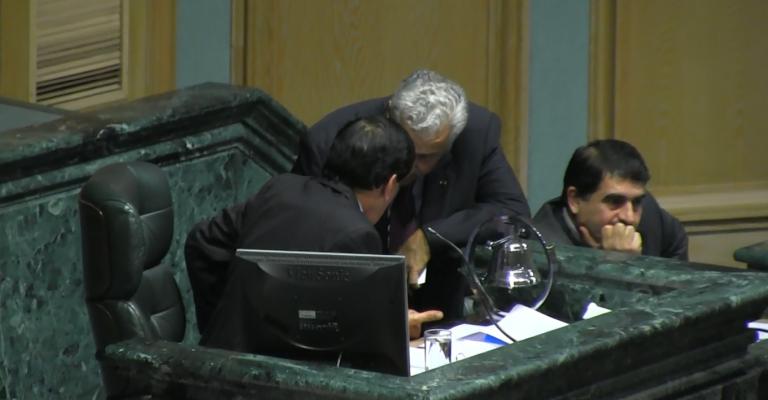 رئيس الوزراء يستأذن رئيس مجلس النواب لمغادرة الجلسة - عدسة غسان فرج 