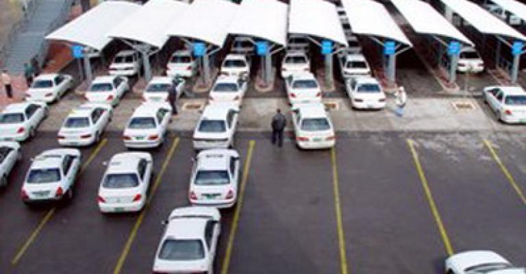 اعتصام لسائقي سرفيس رغدان بسبب باصات النقل المشترك