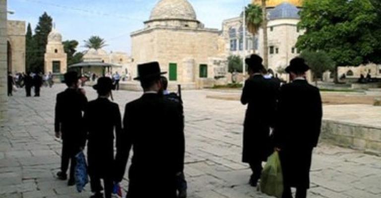 مستوطنون متطرفون يقتحمون باحات المسجد الأقصى