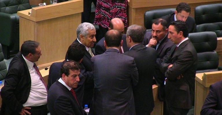 النسور يحذر من كارثة مع وصول اللاجئين الى المليون ونواب يهاجمون قطر 