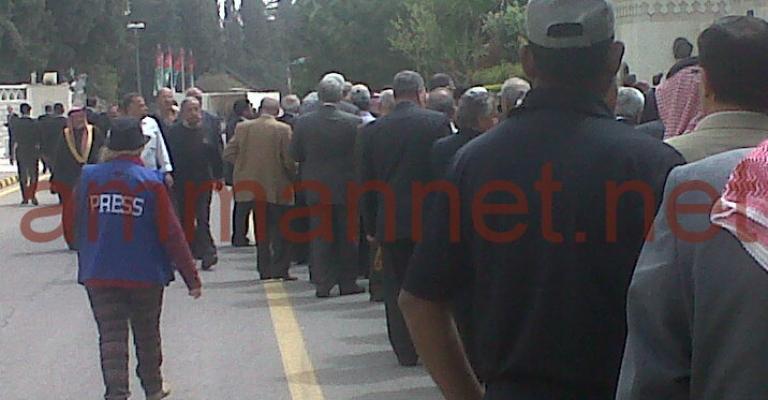 مواطنون يصطفون لتهنئة حكومة عبد الله النسور الثانية- تصوير روز نصر 