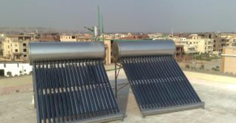 الزامية السخان الشمسي: توفير للطاقة يقابله زيادة بهدر الماء واسعار الشقق 