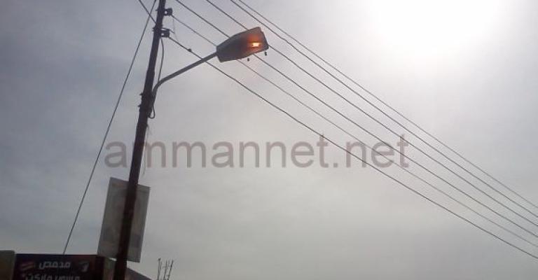 انارة الشوارع خلال النهار رغم خطة تقنين استهلاك الطاقة 