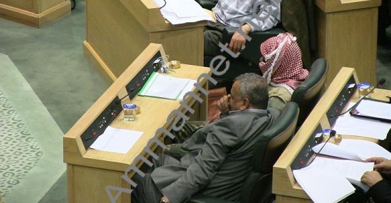 النائب رقيبات ملثما بزي عسكري حتى "لايشتم رائحة العدائية من الحكومة"