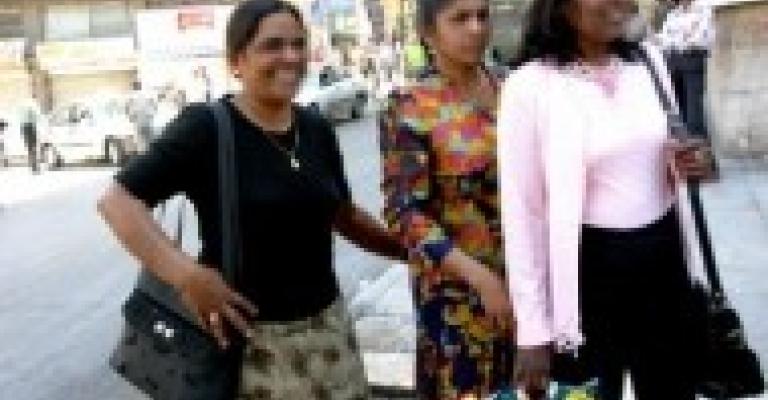 نقيب عمالي يتهم سفارات آسيوية بالاتجار بأبنائها العمال