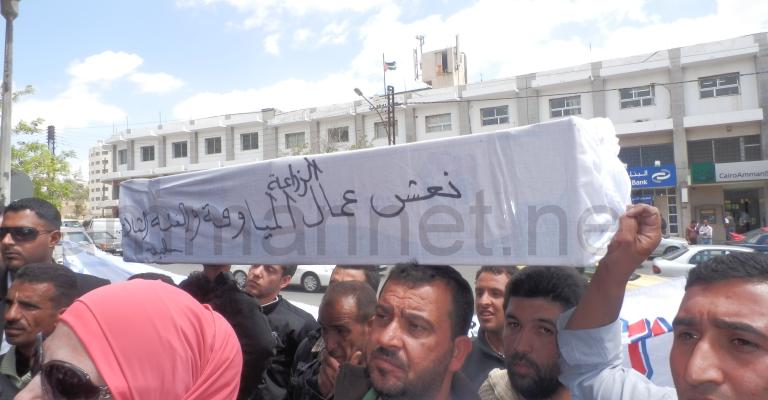 عمال مياومة الكرك يرفعون نعشهم امام النواب 