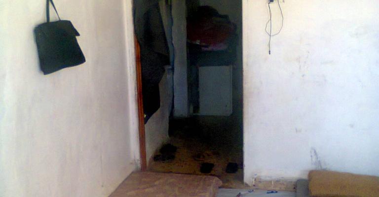 المخازن التجارية أصبحت مأوى للاجئين السوريين في المفرق