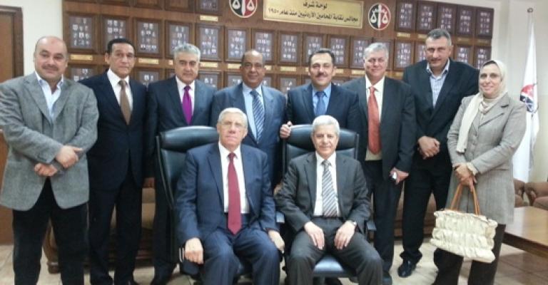 بحث آليات ملاحقة إسرائيل قانونيا بتعاملها مع الأسرى