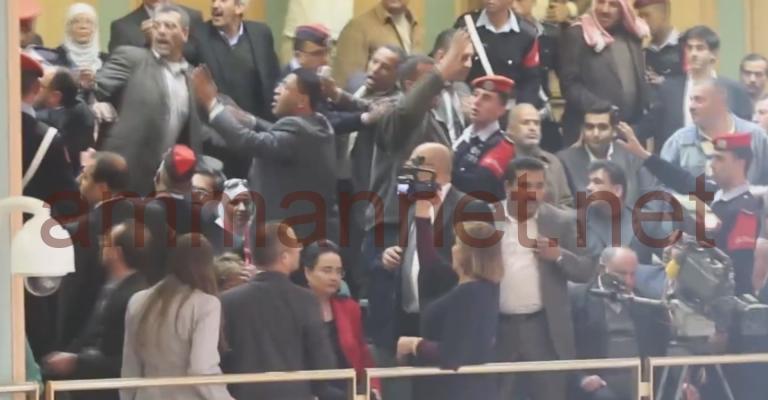 فوضى في شرفات مجلس النواب بعد حصول الحكومة على الثقة- عدسة غسان فرج 