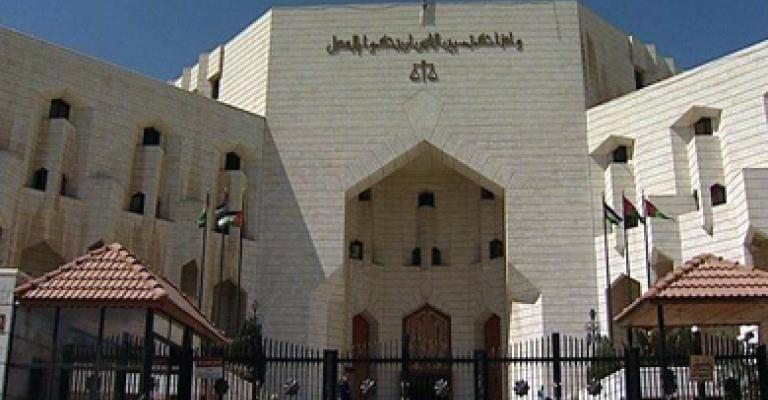 موظفو قصر العدل يعتصمون لتحسين ظروفهم موظفو قصر العدل يعتصمون لتحسين ظروفهم