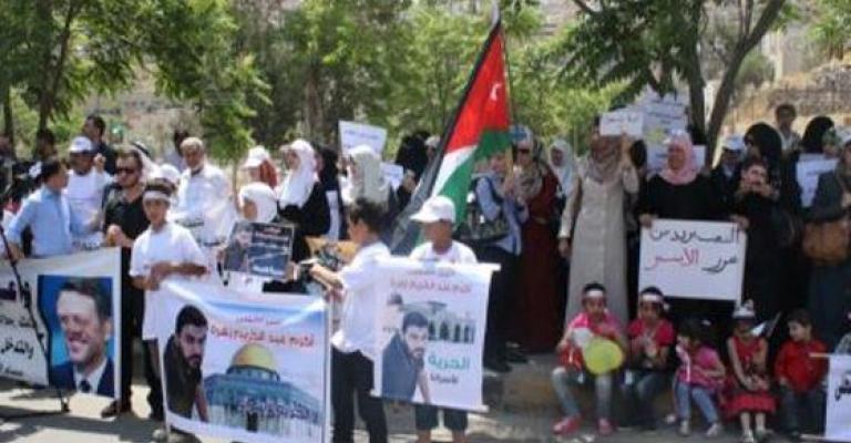 أهالي الأسرى في اعتصامهم السادس أمام الديوان