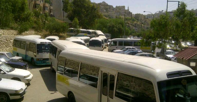 سائقو باصات صويلح يعتصمون أمام الامانة- صور