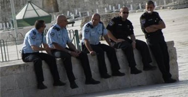 قوات خاصة تقتحم ساحات الاقصى