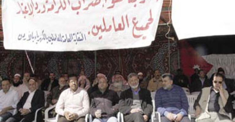 استمرار إضرابات عن العمل بانتظار تحقيق المطالب