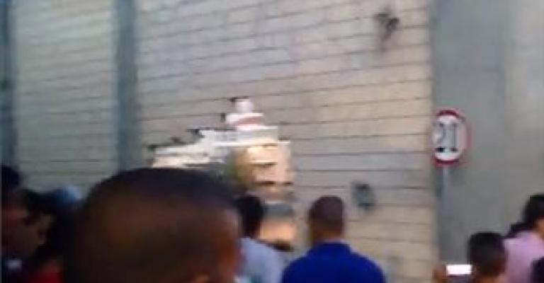 شبان يهدمون جزءا من الجدار الفاصل شرق القدس شبان يهدمون جزءا من الجدار الفاصل شرق القدس