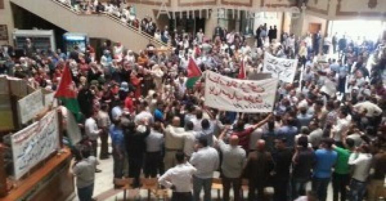 العدل توافق على مبادرة انهاء الاضراب والموظفون ينقسمون