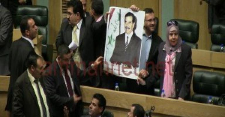 نواب يرفضون الاعتذار العراقي ويرفعون صور صدام -فيديو