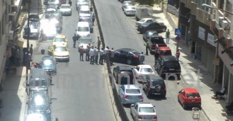 التفاف خاطئ يغلق الطريق بوادي صقرة