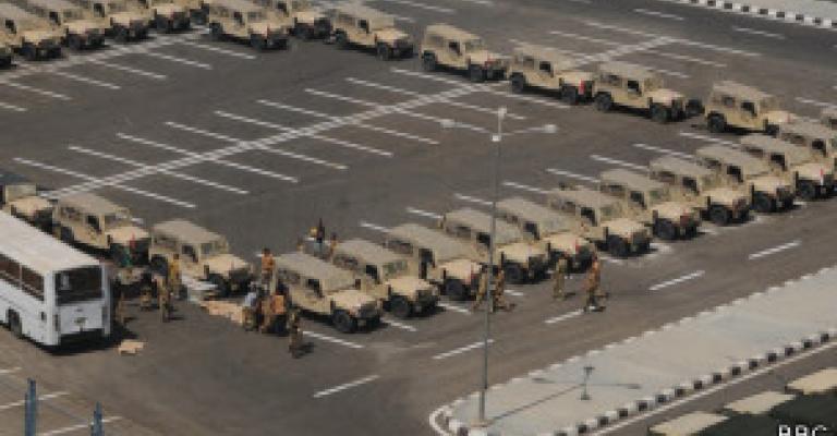 انتشار للجيش المصري "لحماية المنشآت" وترقب لخطاب الرئيس مرسي انتشار للجيش المصري "لحماية المنشآت" وترقب لخطاب الرئيس مرسي