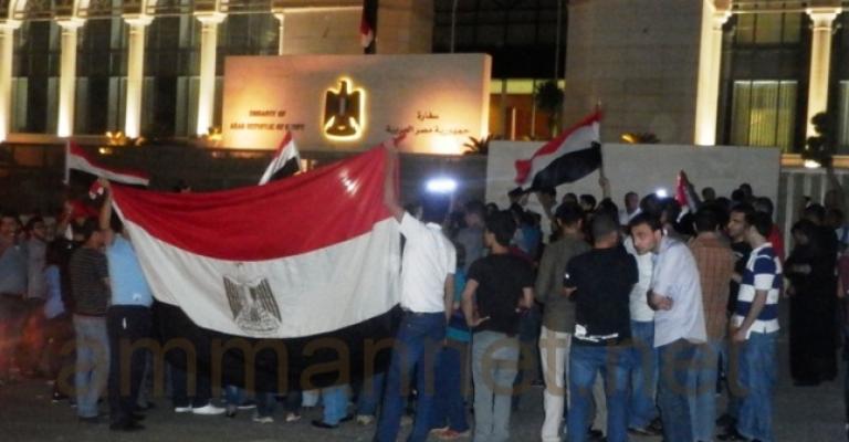 احتفال برحيل مرسي أمام السفارة المصرية- صور