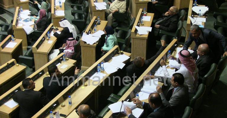 النواب يخفضون اشتراكات التقاعد المبكر ويتمسكون بـ 50 عاماً