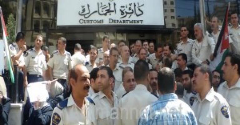 مدير الجمارك يحذر من غياب أي موظف الخميس