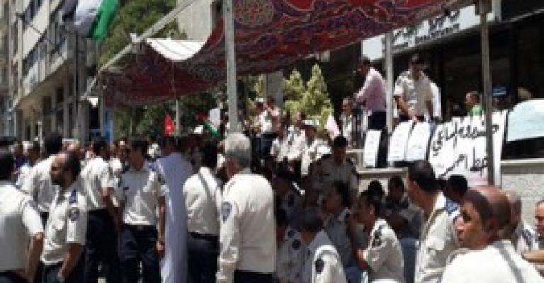 الأمن العام والدفاع المدني يشغلون مكان موظفي الجمارك المضربين الأمن العام والدفاع المدني يشغلون مكان موظفي الجمارك المضربين