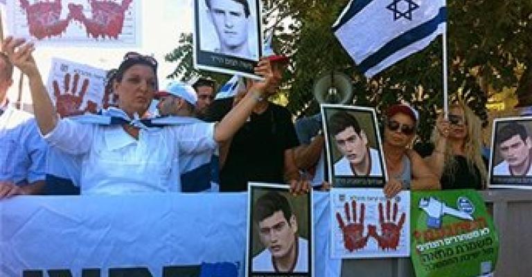 قبيل اجتماع الحكومة- إسرائيليون يتظاهرون احتجاجا على نية إطلاق أسرى قبيل اجتماع الحكومة- إسرائيليون يتظاهرون احتجاجا على نية إطلاق أسرى