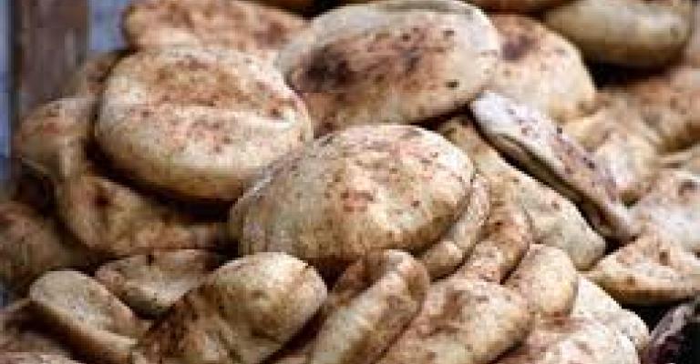 قصة "بائعة الخبز" المجهولة في شارع باب الواد- فيديو