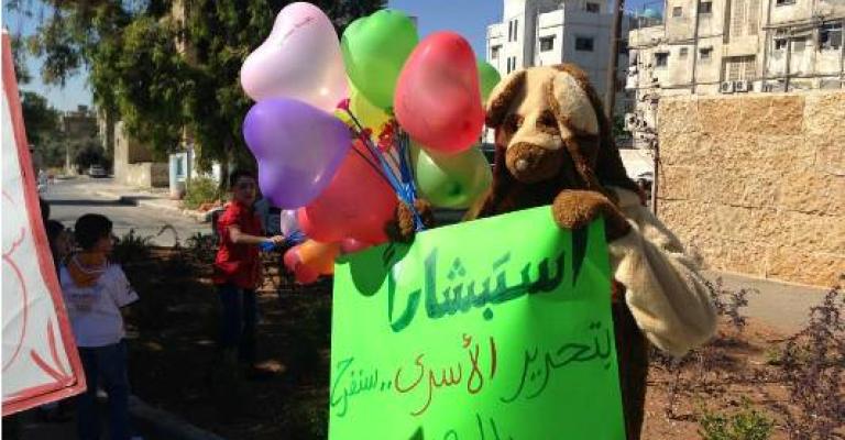 معايدة أهالي الأسرى أمام القصور