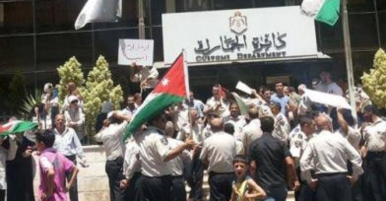 عشر قضايا لتجار بحق اضراب موظفي الجمارك عشر قضايا لتجار بحق اضراب موظفي الجمارك